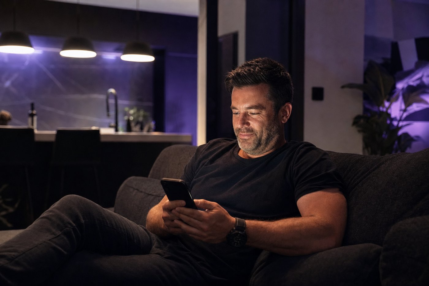 Entrepreneur détendu le soir qui consulte son agenda rempli